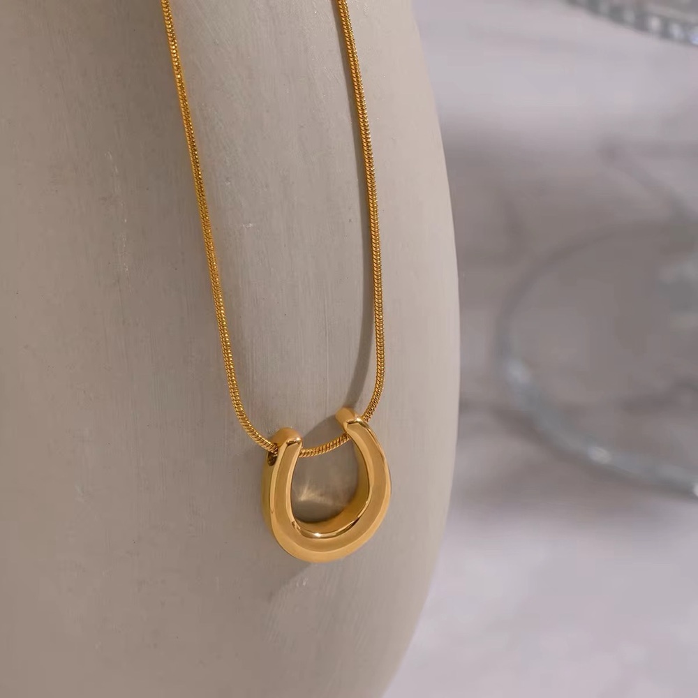 18K Gold Plated Horseshoe Pendant Necklace